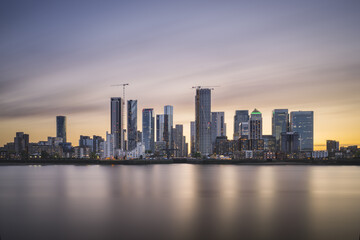 Fototapeta premium Canary Wharf at Sunset from the Greenwich Peninsula