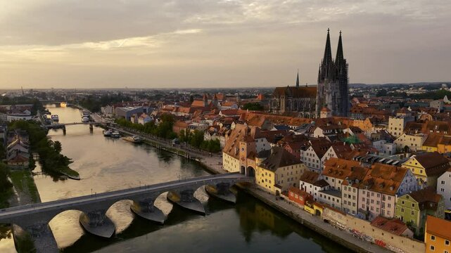 Weitblick-Panorama &uuml;ber die Altstadt von Regensburg bei Sonnenaufgang