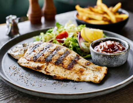 Grillowana ryba z frytkami 