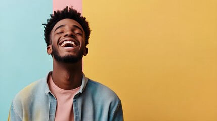 Obraz premium A cheerful man wearing casual attire, laughing with his eyes closed, positioned in the center of a light pastel background
