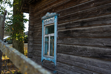 Obraz premium An old, rustic house in the evening in the village. Old Slavonic House