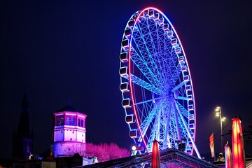 Riesenrad in Düsseldorf am Rhein zu Weihnachten