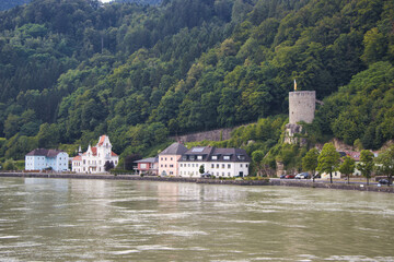 Fototapeta premium Turmruine Sarmingstein an der Donau - Gemeinde St. Nikola