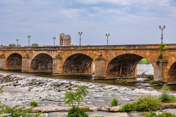 Vue sur l'Allier et la ville de Moulins sur Allier