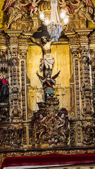 Freira observando igreja centenária