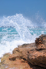 Brechende Welle an einem Fels auf Mallorca