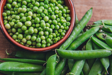 Bowl of green peas and organic green peas pods