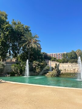 Tranquil Urban Oasis: Fountain in a Vibrant Park