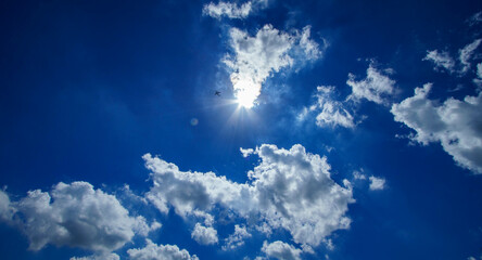 広い大空に漂う白い雲