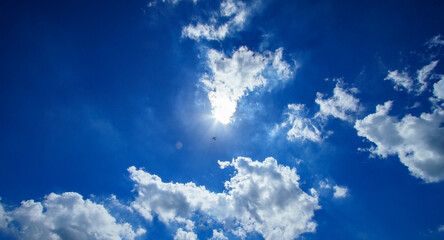 広い大空に漂う白い雲