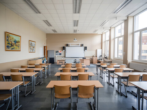 El interior de un aula moderna vac&iacute;a
