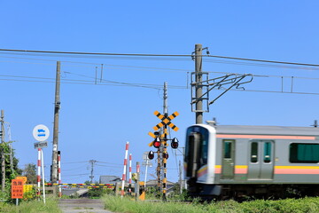 踏切を通過する列車