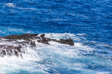 Obraz premium Dramatic Ocean crashing wave Hawaii at Makapu Point