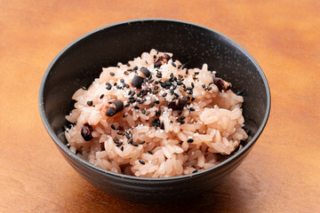 ごま塩をかけた赤飯