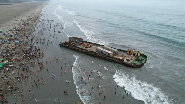 Barco encallado en la orilla del mar de ventanilla Per&uacute;