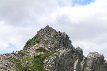 木曽駒ケ岳の風景。乗越浄土から見る宝剣岳山頂。
