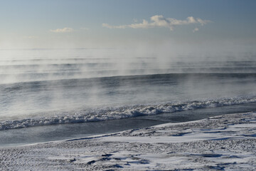 北海道　冬の大津海岸と気嵐