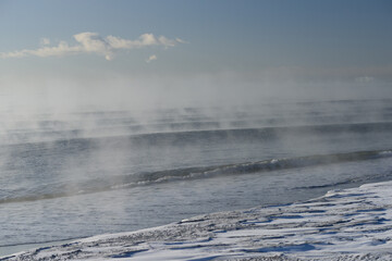 北海道　冬の大津海岸と気嵐