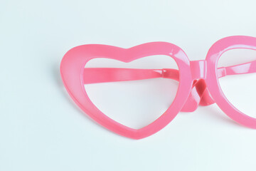 Fototapeta premium pink heart shape of glasses on white background