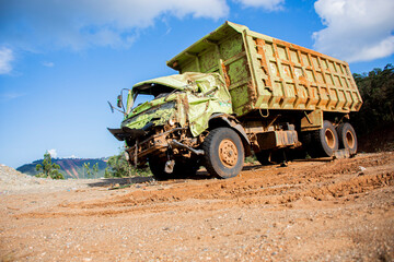 Obraz premium damaged hino dump truck after mining accident 