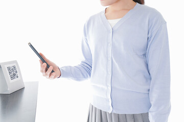 キャッシュレス決済をする若い女性