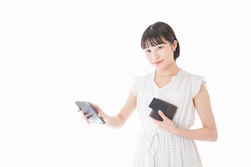 支払いをする若い女性