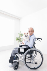 犬を飼う車椅子に乗った高齢の男性