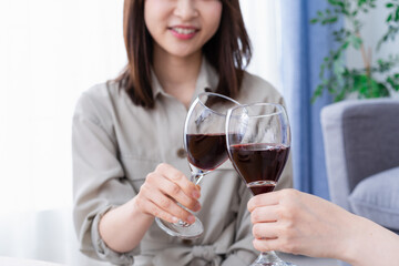 おうちで女子会をする若い女性たち