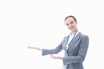 ゲストをアテンドするスーツを着たビジネスウーマン