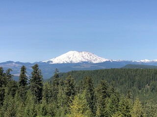 Obraz premium View of a snow capped Mount Saint Helens, a volcano in Washington state