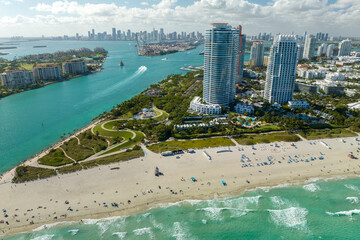 Naklejka premium Popular vacation spot in the United States. Ocean warm waters and sandy beachfront at Miami Beach in Florida, USA. American travel destination