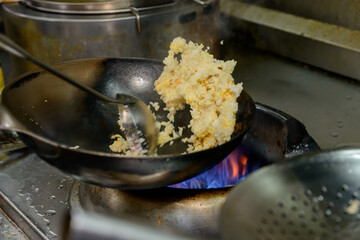 中華鍋でチャーハンを作る料理人、町中華