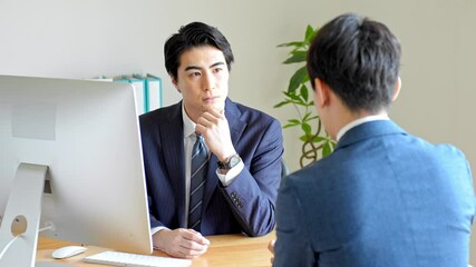 商談する男性2人