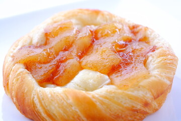 りんご煮をたっぷり使ったおいしそうな「りんごデニッシュ」
