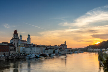 Obraz premium Sonnenuntergang über der Altstadt von Passau, Bayern