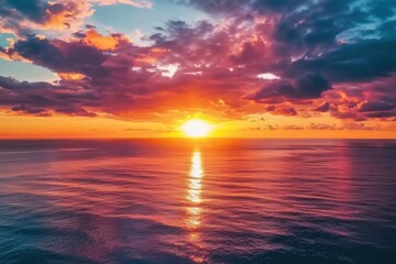 Obraz premium Golden Hour Sunset Over the Ocean: Stunning Reflection of Colors in Tranquil Waters