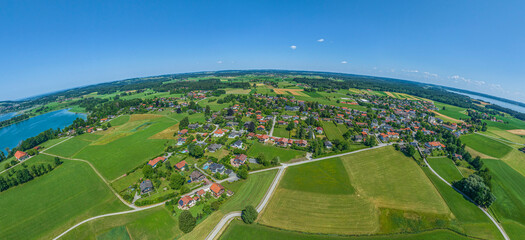 Breitbrunn am Chiemsee, Panoramablick auf den Ort und die Umgebung
