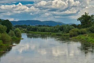 Die Weser bei Rinteln in Niedersachsen