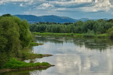Die Weser bei Rinteln in Niedersachsen