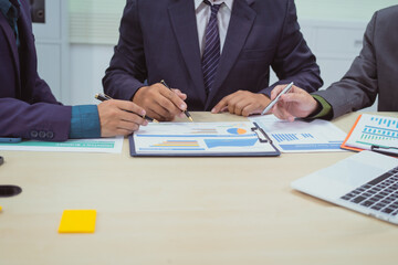  Close-up of a businessman in a meeting with a group of businessmen in the office, discussing digital marketing strategies, financial data analysis, and planning business projects together.