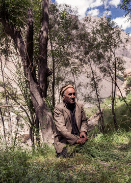 Farmer is going to collect grass from Hushe village
