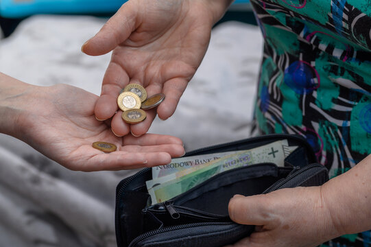 Metoda na wnuczka, wyłudzenia i oszustwa finansowe, starsza osoba płaci got&oacute;wką 