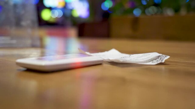 Light and sound signaling system of order readiness for restaurants