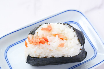 新米で握った、紅鮭のおにぎり

