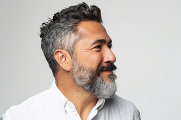 Obraz premium Confident Hispanic man with beard in relaxed pose.