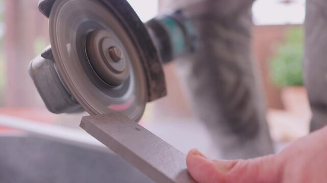 Fliesenleger flext Fliese 