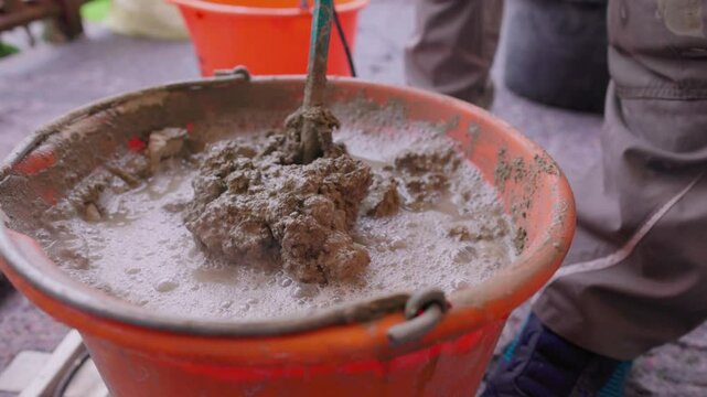 Fliesenleger schneidet Fliese