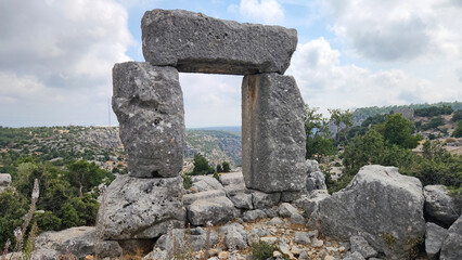 Tekkadin (or Takkadin), an ancient settlement site in the Hellenistic, Roman and Byzantine periods, in a wide area to the north of Yenibah&ccedil;e and Paslı villages in the Silifke district of Mersin