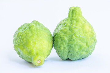 Naklejka premium Citrus Hystrix Fruit and Foliage – Minimalist Natural Backdrop for Food and Wellness