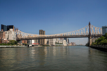 Fototapeta premium Ed Koch Queensboro Bridge connecting new york city manhattan to Roosvelt island and Queens